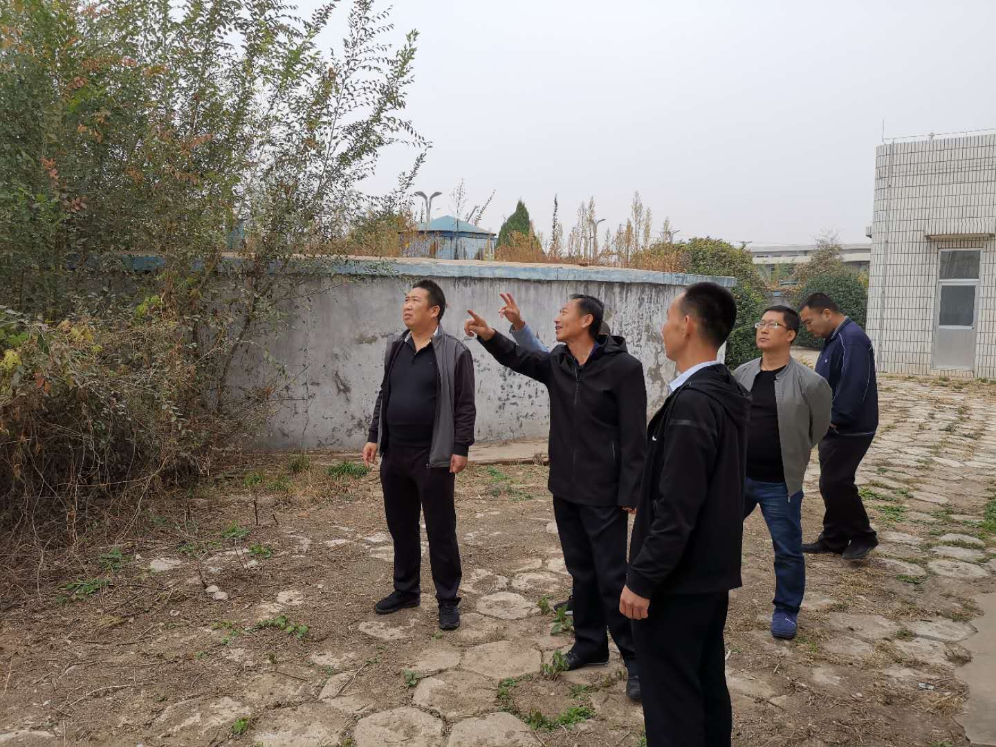 公司總經(jīng)理王建人在供水、污水生產(chǎn)一線開展風險隱患排查 (1).jpg