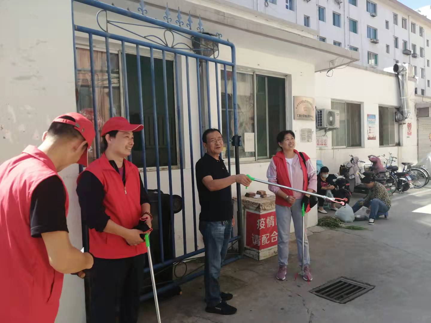 01-9月9日黨委委員、財(cái)務(wù)總監(jiān)辛建人在匯春小區(qū)檢查指導(dǎo)志愿者服務(wù).jpg